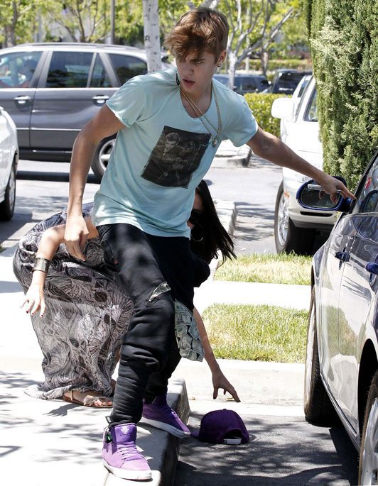 Police want to question Justin Bieber after photography “scuffle”