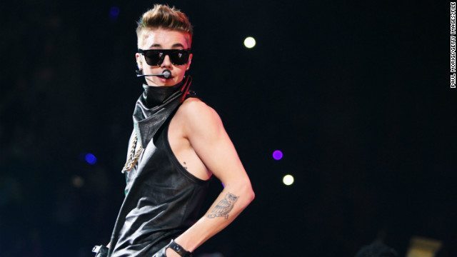 Floyd Mayweather Makes Fight Entrance with Justin Bieber