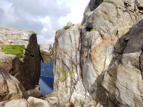 In einer Felsspalte eingeklemmter Steinbrocken 1.000 m über dem Fjord am Kjeragbolten