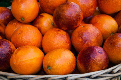 Ein Korb voller Blutorangen