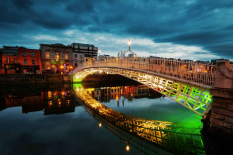 Irland: beleuchtete Ha'penny Bridge in Dublin