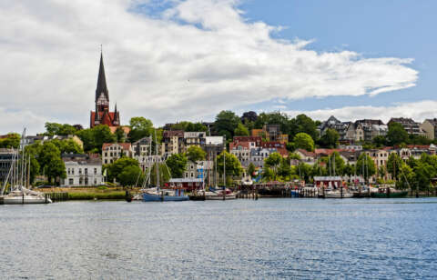 Sommerurlaub Norddeutschland: Flensburger Förde mit Blick auf St. Jürgen Kirche