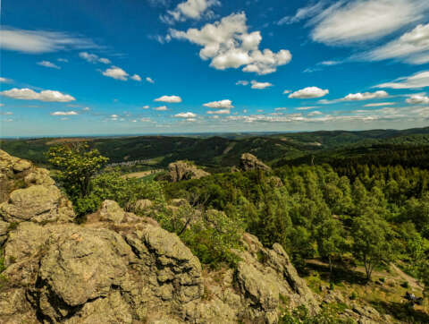 Sommerurlaub Westdeutschland: Bruchhauser Steine mit Panoramablick auf die Waldlandschaft vom Sauerland