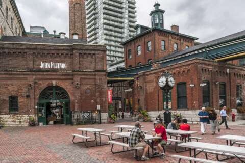 Rote Backsteinbauten machen den Charme des Distillery District Toronto aus