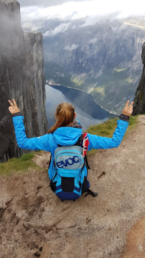 Monika freut sich über die Ankunft auf dem Kierag