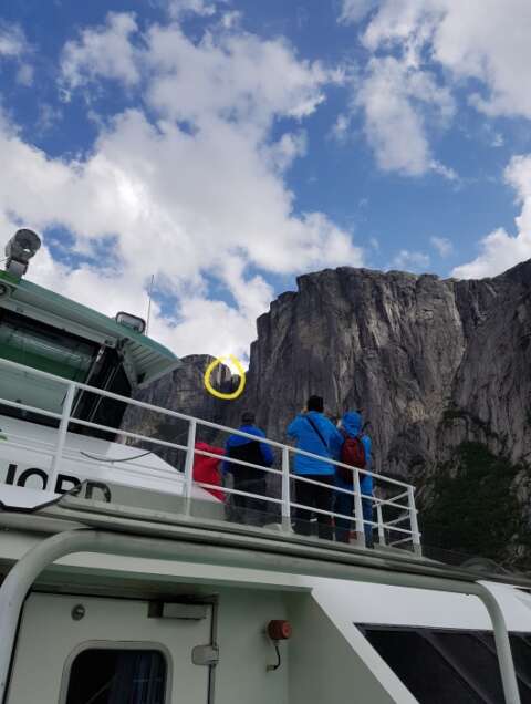 Blick von der Fähre auf den Felsbrocken des Kjeragbolten