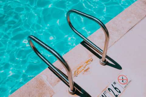 Treppe zum Einstieg in ein Schwimmbecken