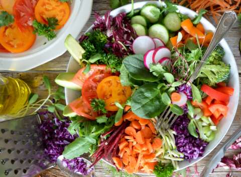 Nachhaltig essen bunt gemischte Salatschüssel steht auf einem Tisch