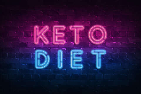 Keto: Neonschild mit Aufschrift Keto Diet auf einer Ziegelsteinwand