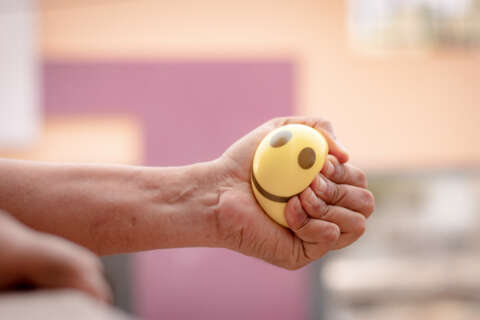 Stress: Eine Hand drückt einen weichen Ball zusammen, um Stress abzulassen.