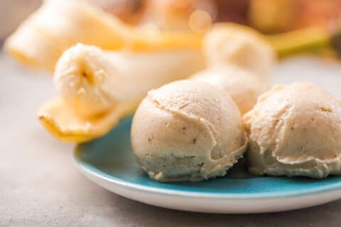 Zero-Waste: Zwei Kugeln Bananeneis und eine Banane liegen auf einem Teller