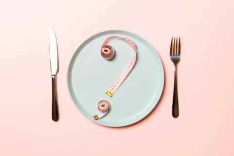 Leptin: Fragezeichen aus rosa Maßbändern auf einem hellblauen Teller