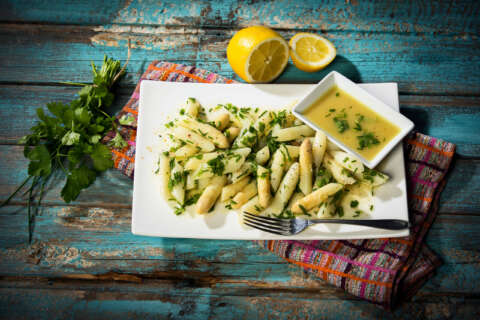 Spargel: Spargelsalat mit weißem Spargel, Blattpetersilie und Vinaigrette
