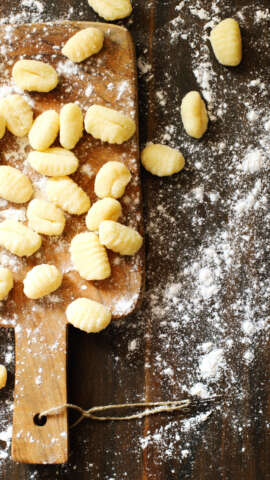 Kirschen: selbstgemachte Gnocchi auf einem Holzbrett