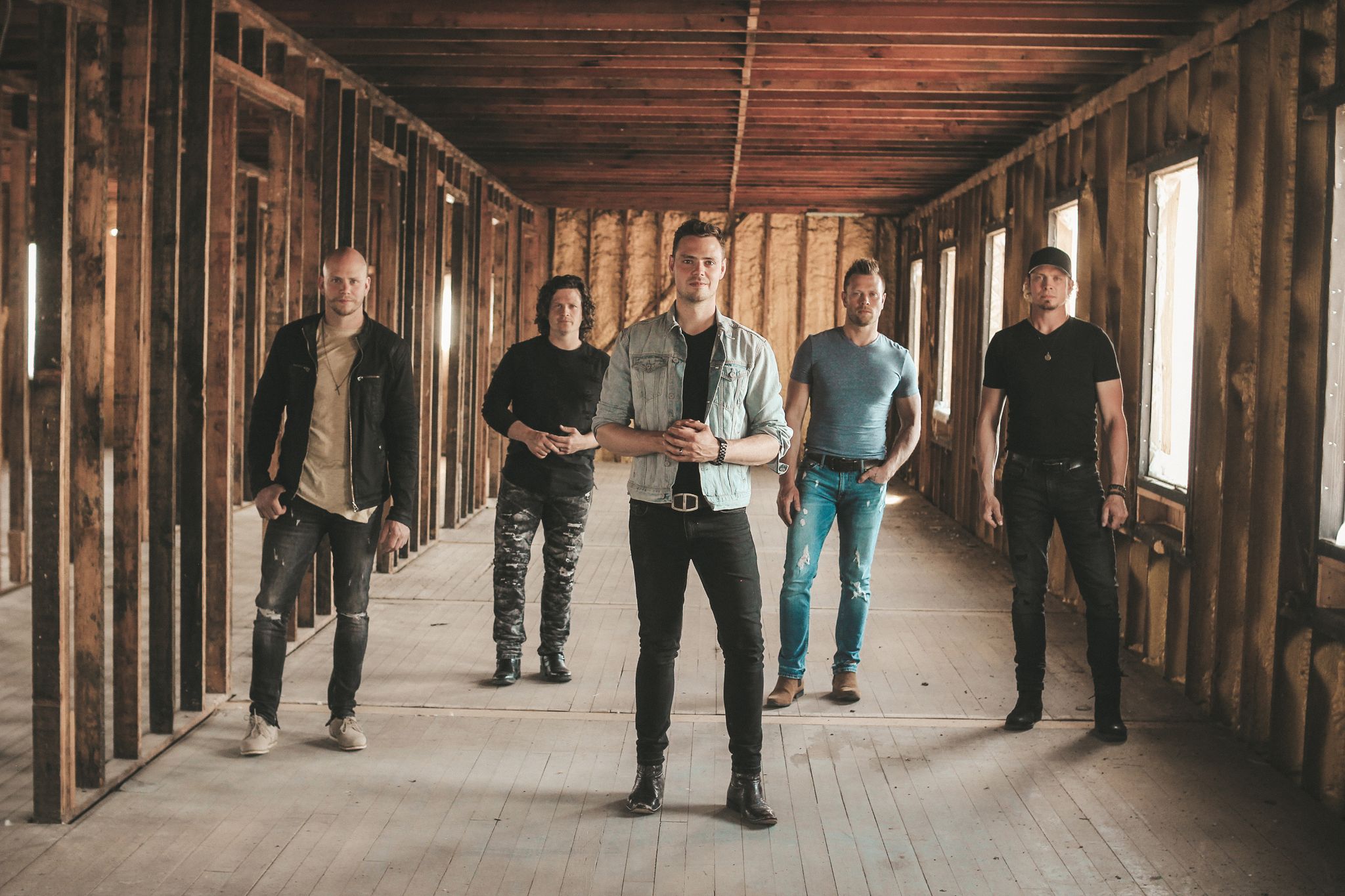 HUNTER BROTHERS RELEASE TIMELY, ANTHEMIC SUMMERTIME SINGLE “PEACE, LOVE & COUNTRY MUSIC” 