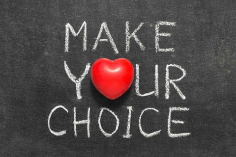 Organspende: Triff deine Wahl steht mit weißer kreide geschrieben auf schwarzem Schiefer. Ein Herz ist in der Mitte.