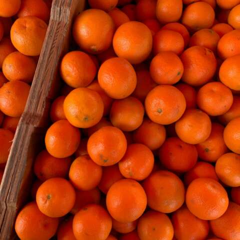 Gesündere Weihnachten: Holzkiste mit Mandarinen