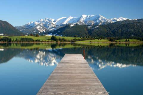 Sommerurlaub Süddeutschland: Steeg im See vor Bergen.