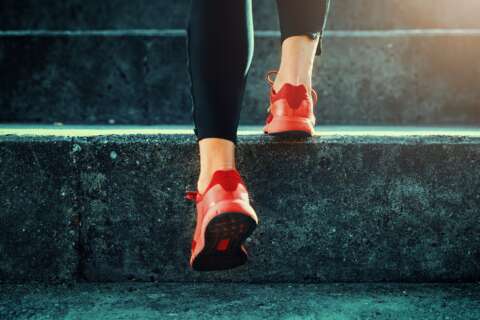 Mythen Fettverbrennung: Nahaufnahme eines Sportschuhs auf einer Treppe.