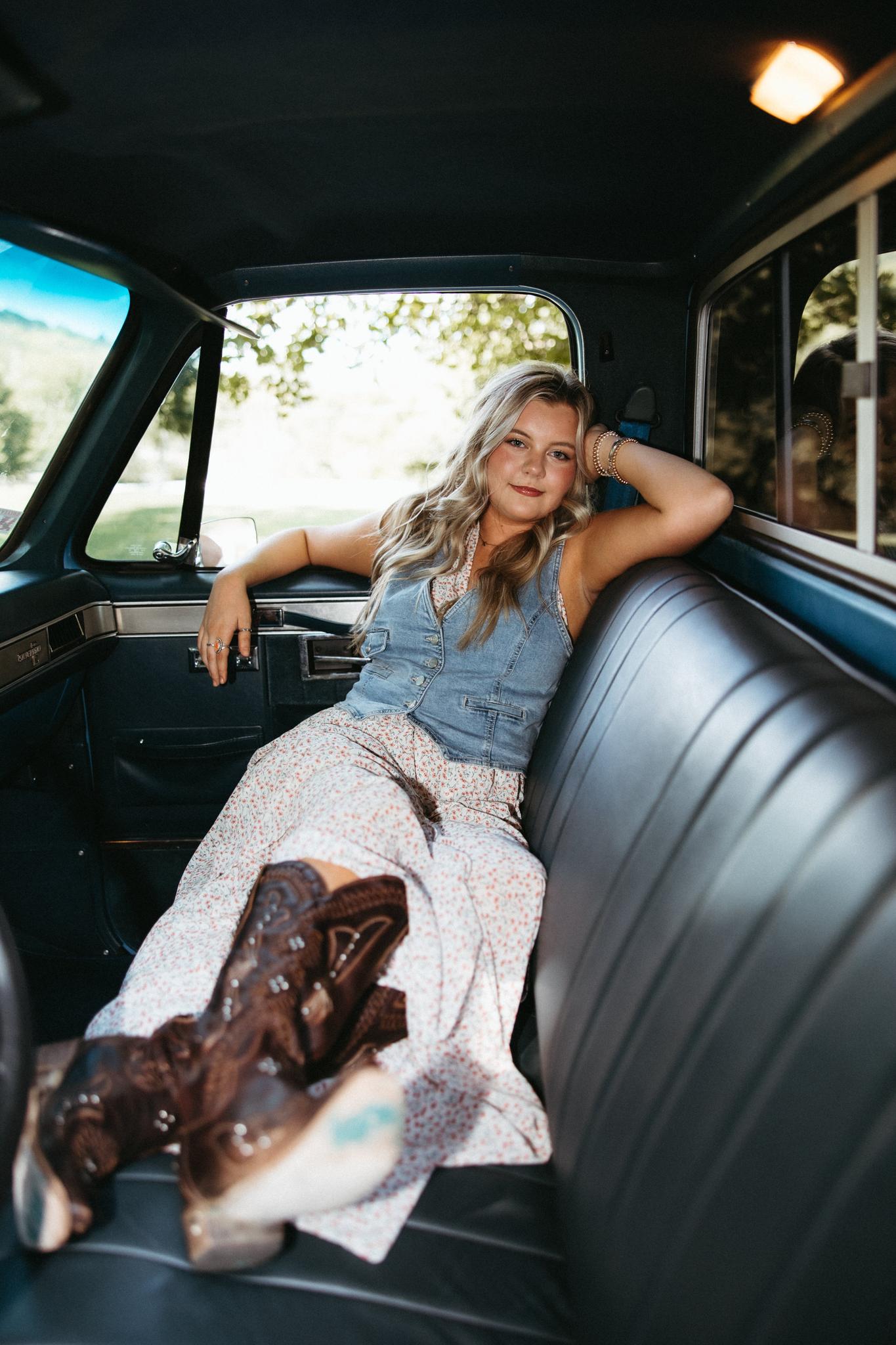 Emerging Country Artist Hadlie Jo Delivers Timeless Storytelling With “Mirrors & Smoke”